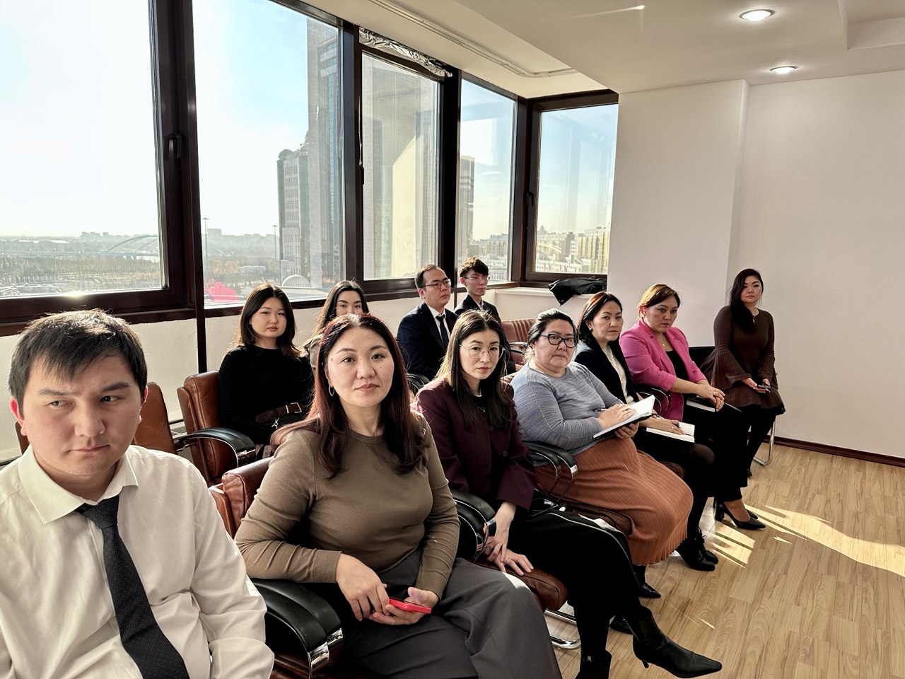 Бүгін таңертең әйелім маған соққы берді.