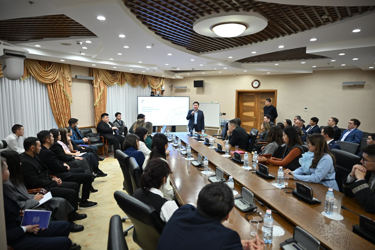 Мақсат Тұрлыбаев ҚР Парламенті Сенаты жанындағы «Талдау мектебінде» дәріс оқыды